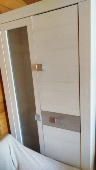 Vitrina de madera y cristal