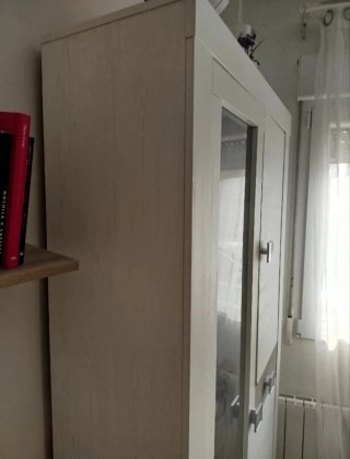 Vitrina de madera y cristal