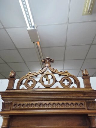 Antiguo mueble gótico con lavabo
