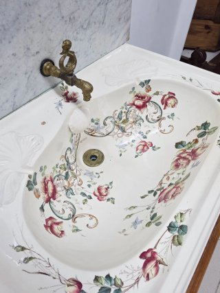 Antiguo mueble gótico con lavabo
