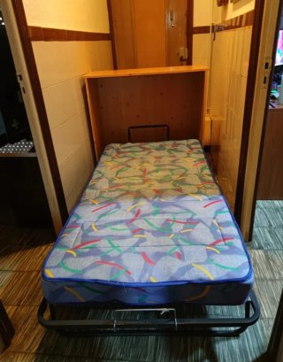 Mueble de madera con ruedas