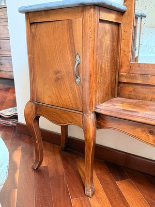 Toeletta antica con specchio e marmo