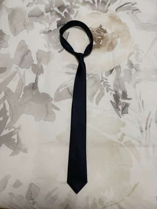 Corbata azul con textura