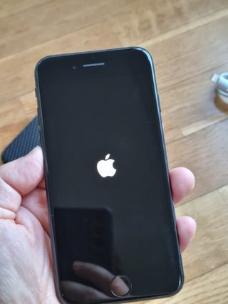 iPhone SE 3ª Gen Negro + Funda y Cable