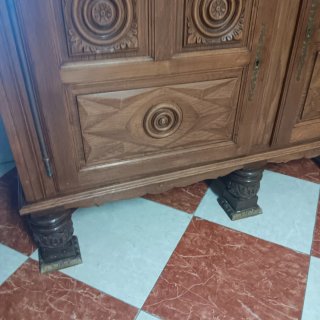 Mueble antiguo de madera tallada