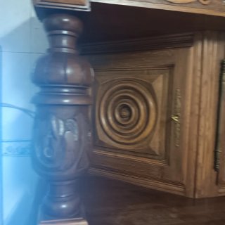 Mueble antiguo de madera tallada