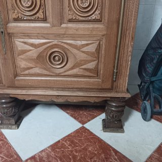 Mueble antiguo de madera tallada
