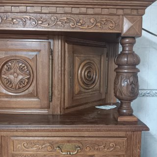 Mueble antiguo de madera tallada