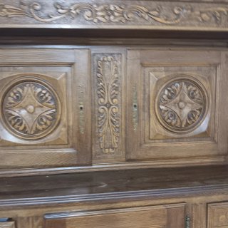 Mueble antiguo de madera tallada