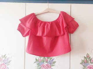 Camiseta roja con volante