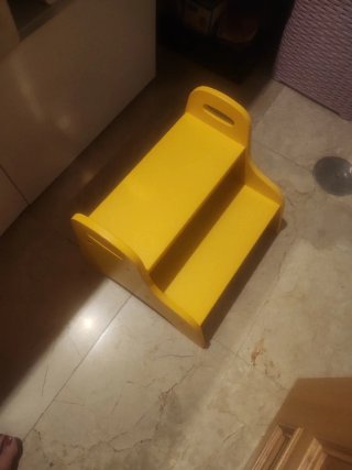 Escalera de madera amarilla para niños