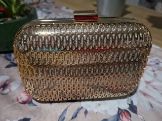 Bolso de fiesta metal dorado.