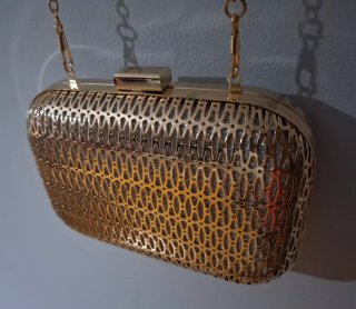 Bolso de fiesta metal dorado.