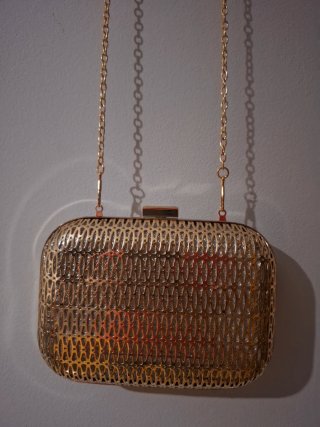 Bolso de fiesta metal dorado.