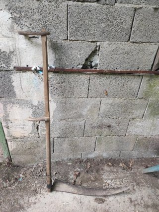 Guadaña antigua de madera