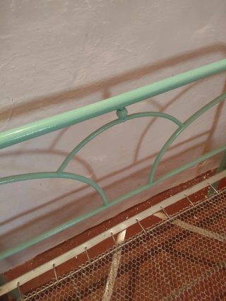 Cama antigua de metal está en Badajoz