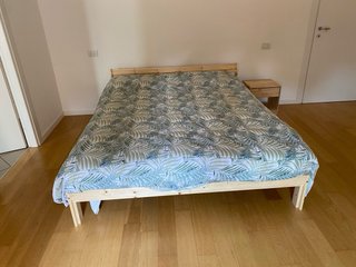 Letto matrimoniale con materasso e comodino