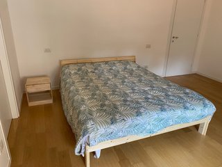 Letto matrimoniale con materasso e comodino