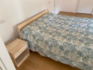 Letto matrimoniale con materasso e comodino