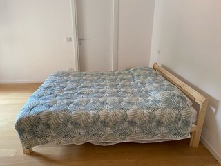 Letto matrimoniale con materasso e comodino