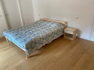 Letto matrimoniale con materasso e comodino