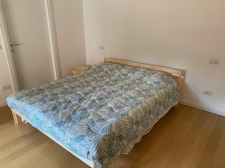 Letto matrimoniale con materasso e comodino