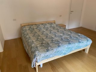 Letto matrimoniale con materasso e comodino