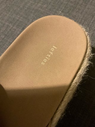 Sandalias planas con hebillas doradas