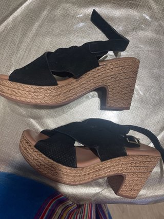 Tacones negros y marrones