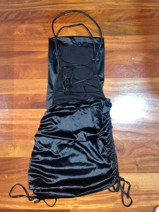 Vestido negro satinado con cordones