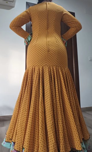 Traje de flamenca amarillo con lunares