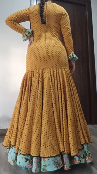 Traje de flamenca amarillo con lunares