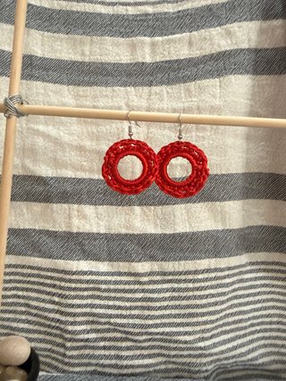 Pendientes artesanales circulares rojos