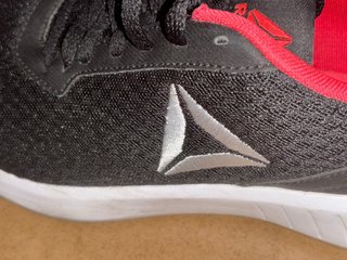 Zapatillas Reebok Negras y Rojas