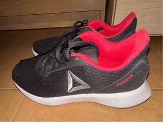 Zapatillas Reebok Negras y Rojas