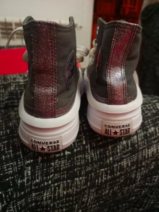 Converse grises y blancas