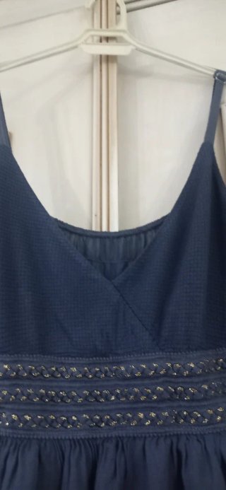 Vestido de tirantes con falda de volantes