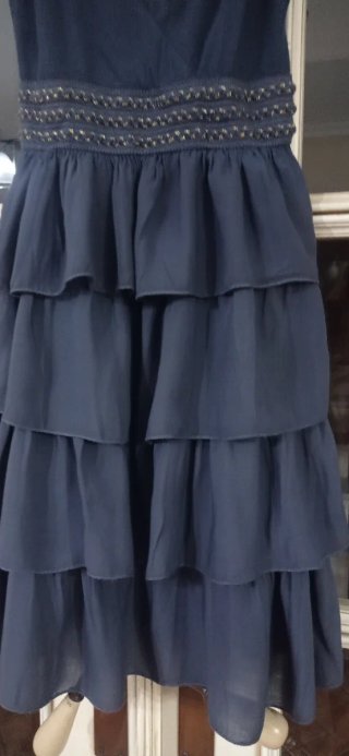 Vestido de tirantes con falda de volantes