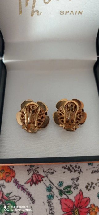 Pendientes dorados forma de rosa.