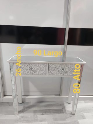 Recibidor blanco y plateado con cajones