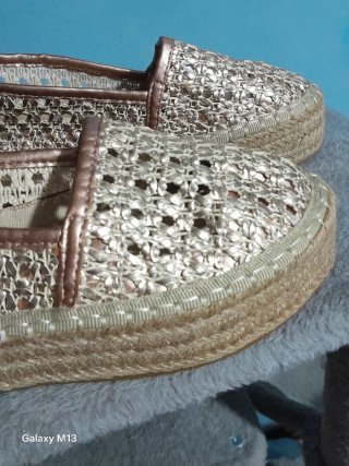 Sandalias doradas tejidas