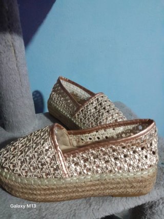 Sandalias doradas tejidas