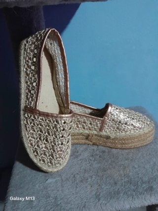 Sandalias doradas tejidas