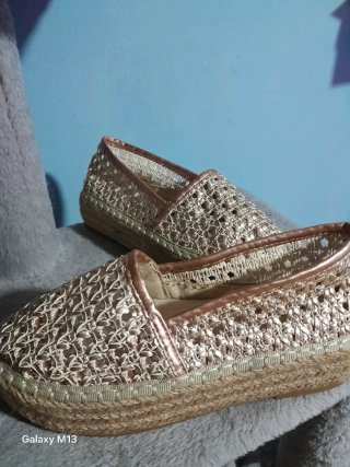 Sandalias doradas tejidas