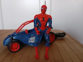 Coche con Spiderman