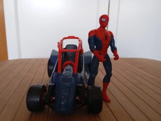 Coche con Spiderman