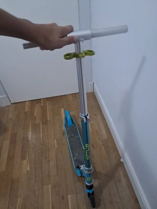 Patinete azul y plateado