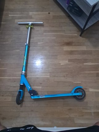 Patinete azul y plateado