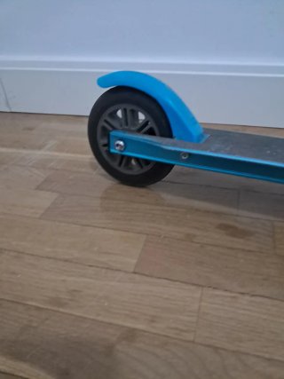 Patinete azul y plateado
