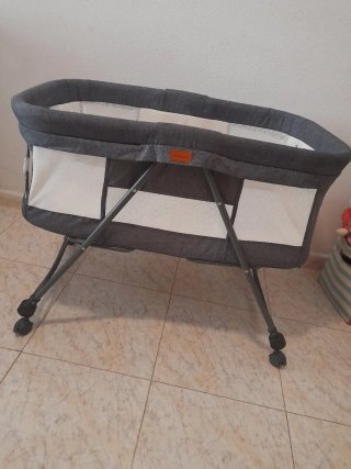 Minicuna bebé gris con ruedas
